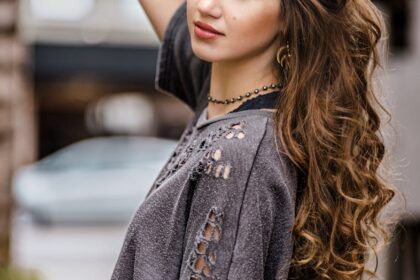 woman wearing gray dress
